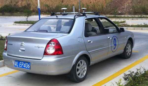 考科二有人跟在车上吗(机动车驾驶证科目二当天可以考几次)  第2张