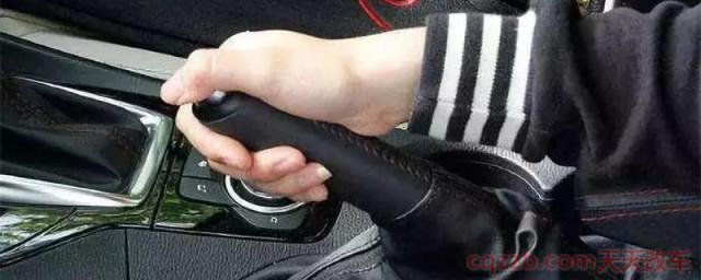 手刹放下去是什么意思(带刹开车的危害)