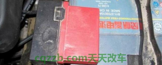 汽车电瓶正极保护盖掉了没事吧(更换蓄电池的注意事项)  第1张