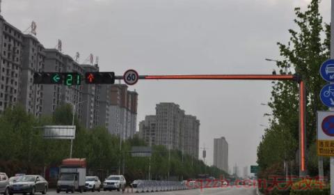 车辆掉头受不受红绿灯限制(交通信号灯路口是按交警指挥还是看灯光)  第3张