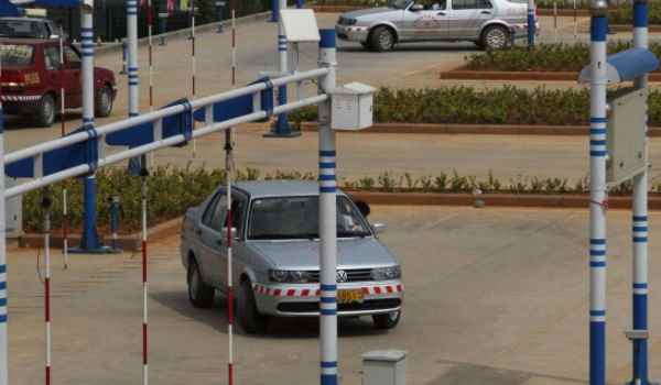 右倒库打晚了压哪边线(机动车驾驶证科目二的考试项目)  第3张