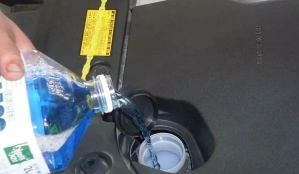 玻璃水能洗车身吗(玻璃水使用的注意事项)  第3张