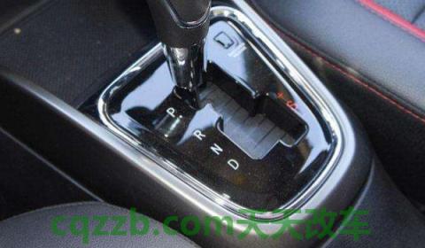 揭秘：停车是先挂p挡还是先手刹(自动挡车型挡挂挡需要注意什么)  第3张