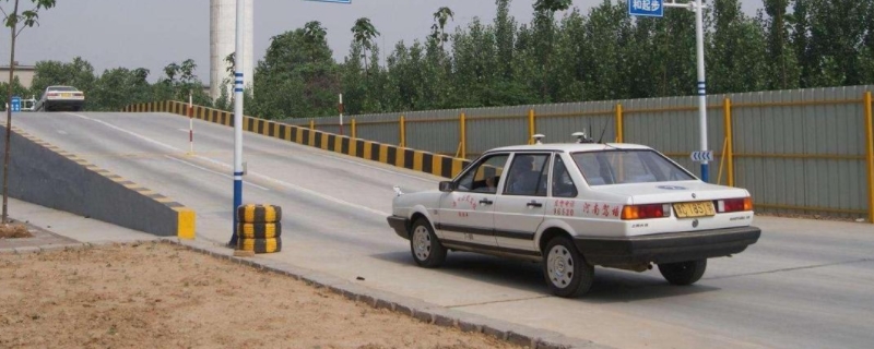 2021科目二起步要打转向灯吗(机动车驾驶证科目二考试限制具体时间吗)