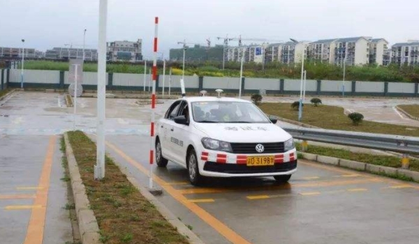 讲解一下：右倒库发现左边太窄怎么补救(机动车驾驶证科目二有几次考试机会)  第3张