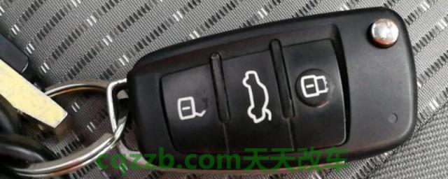 捷达车钥匙锁在车里了怎么办(砸破后三角窗)