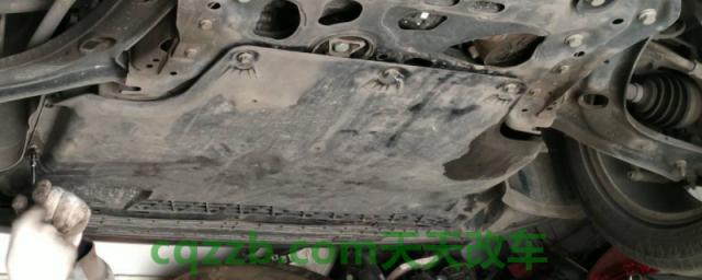 底盘护板刮烂了要不要换(发动机护板如何固定)