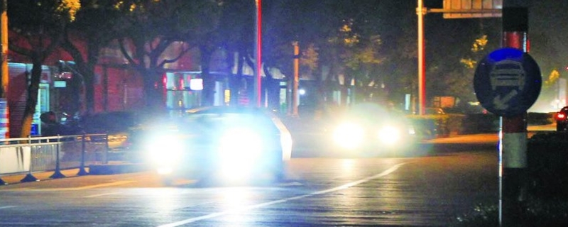 夜间照明不良条件下行驶开什么灯(机动车驾驶证科目三灯光考试什么时候进行)