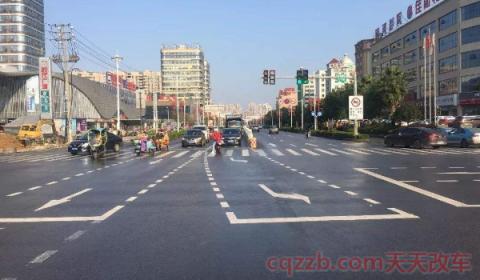 十字路口右转弯转大了压黄线(十字路口右转弯转需要看红绿灯吗)  第2张