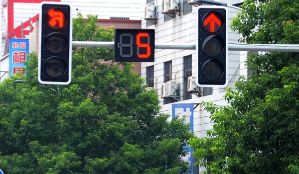 解读：闯红灯违章当天能查到吗(机动车辆闯红灯处罚如何处理)  第3张