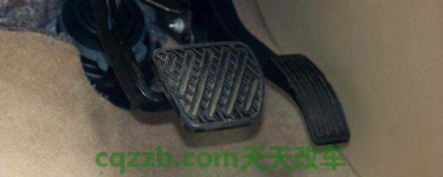 讲讲：汽车刹车在哪个位置(机动车辆刹车油多久更换一次)  第1张