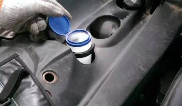 玻璃水能洗车身吗(玻璃水使用的注意事项)  第2张