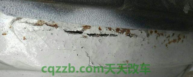 后备箱边都生锈烂了怎么办(后备箱里面必须要放置的物品)