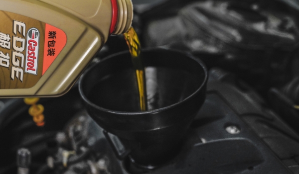 机油加多了超过刻度线一点要紧吗(更换机油可以去哪里)  第2张