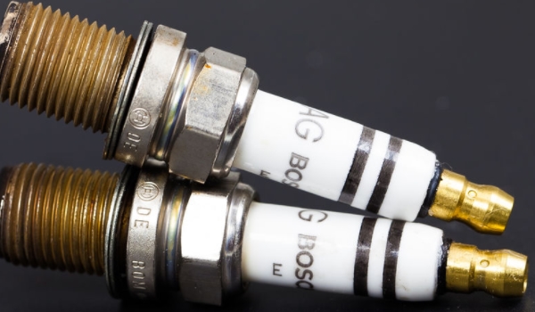 火花塞多久换一次合适(车辆火花塞需要全更换吗)  第2张