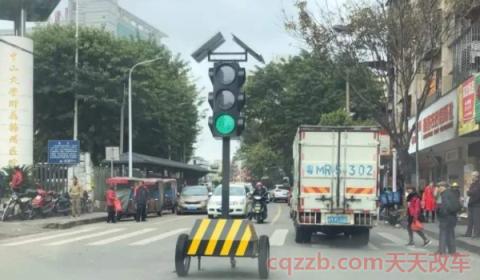 中间放个临时红绿灯闯红灯了(行驶到红绿灯路口需要注意什么)  第3张