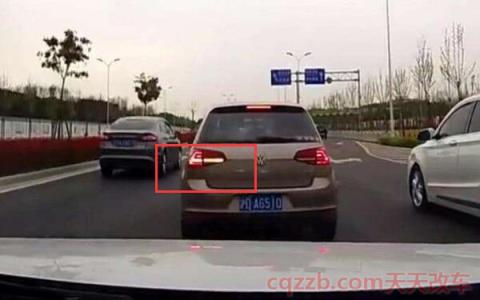 驾驶机动车变更车道为什么要提前开启转向灯?(变更车道要开启转向灯三秒)  第2张