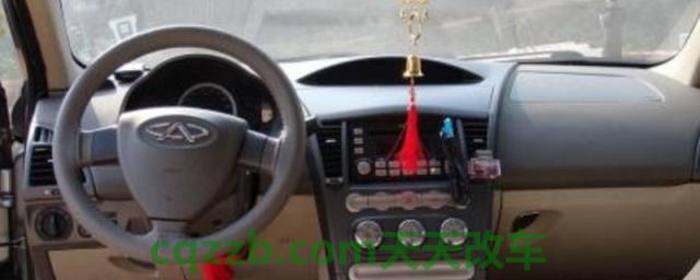 松开方向盘车往右跑偏(车辆向右偏是什么问题)