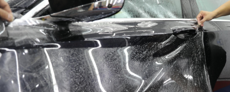 汽车贴完膜就下雨了有影响吗(粘贴隐形车衣需要办理备案登记吗)
