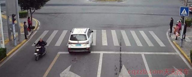 红灯压线后倒一点点扣分(车辆过红绿灯路口应注意什么)