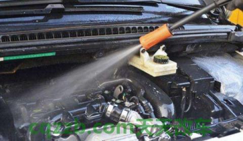 解密一下：发动机舱可以用水枪冲洗吗(发动机仓的装饰板有必要安装吗)  第2张