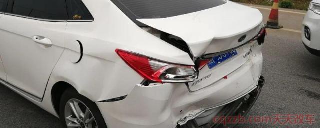 后备箱被撞是修还是换(更换车辆后备箱盖需要备案吗)