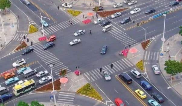 分享一下：夜间直行通过路口用什么灯光(交通违章违法行为如何处理)  第2张