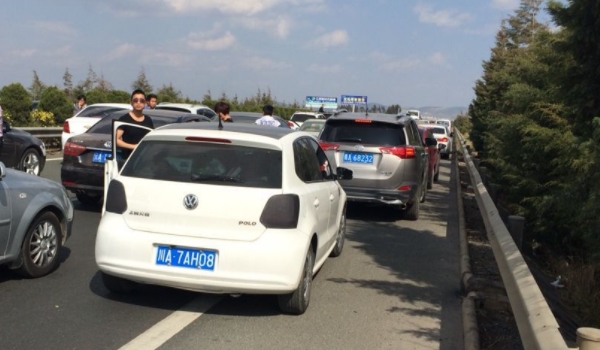 分析一下:高速走应急车道扣12分吗(什么情况下可以占用应急车道) 第2张