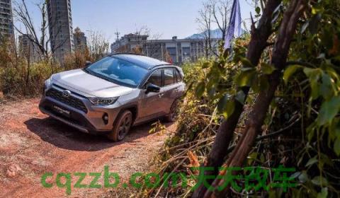 松开方向盘车往右跑偏(车辆向右偏是什么问题)  第2张