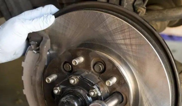 刹车时有刺耳的响声是怎么回事(车辆刹车片多久更换一次)  第3张