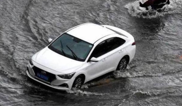 汽车泡了水之后还能开吗(买什么保险预防发动机进水)  第3张