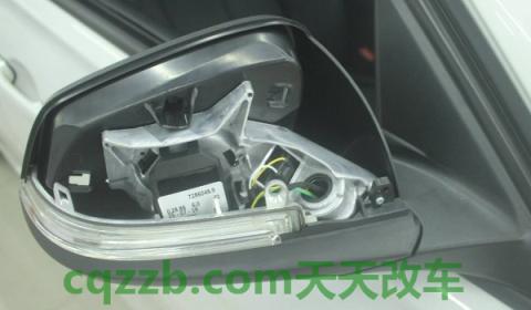 后视镜折叠一半就卡住了(后视镜折叠有什么用处) 第2张