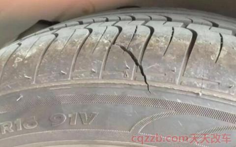 轮胎侧壁一圈有龟裂小裂纹(轮胎什么时候更换)  第2张