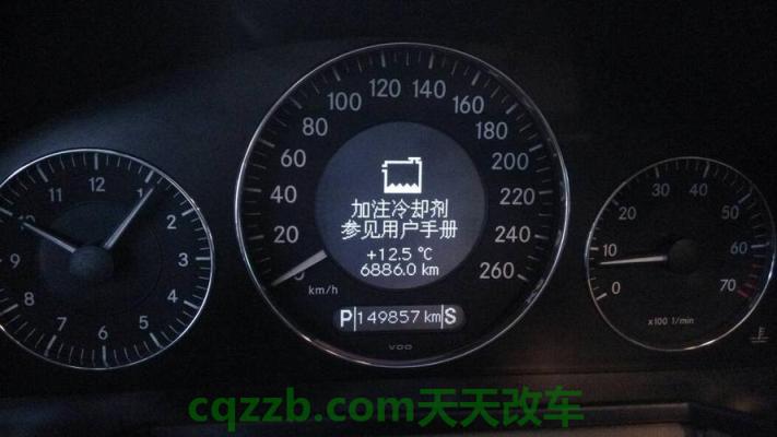 关于：奔驰车显示屏亮度突然变暗是什么原因？ 奔驰车显示刹车片磨损是什么原因(奔驰glc制动片磨损什么意思)