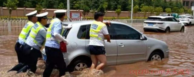 停车被水淹到半个轮子(如何避免水淹到车辆)  第1张
