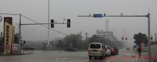 过红绿灯走到逆向车道()