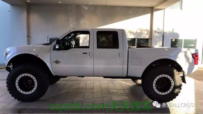 分享：福特F-250 XLT 4×4重型皮卡无储备 福特F-250 MegaRaptor掀起疯狂的米其林轮胎