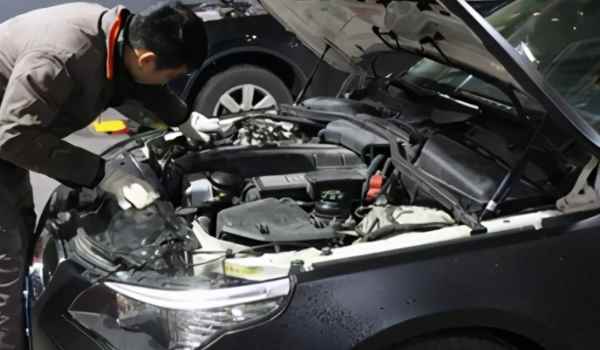 车子踩油门速度提不起来转速上去了(机动车辆多久保养一次)  第2张