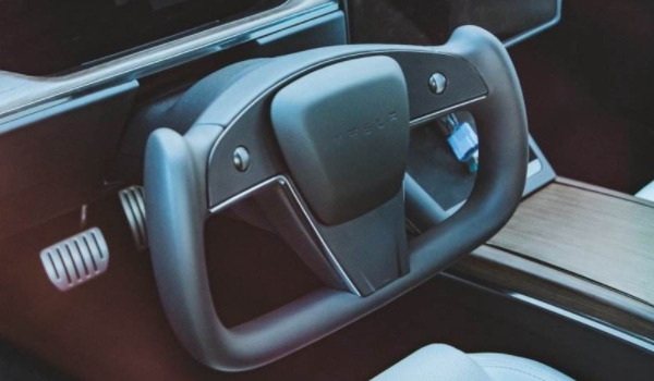 说说：新车方向盘有点偏右正常吗(方向盘向右偏或向左偏有什么影响)  第2张