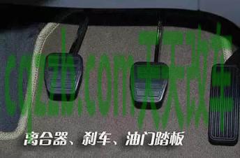 汽车有用：刹车离合位置和功能 刹车离合器油门在哪个位置  第2张