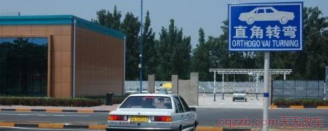 直角弯看什么点打方向(直角转弯需要注意什么)