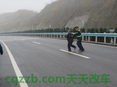 疑问：机动车在高速公路行驶正确的是什么 机动车在道路上发生故障需要停车排除时驾驶人应当做什么？
