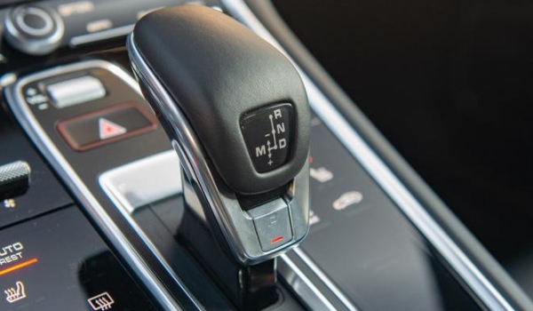 汽车挂不上档怎么回事(手动挡好操作还是自动挡好操作)  第2张