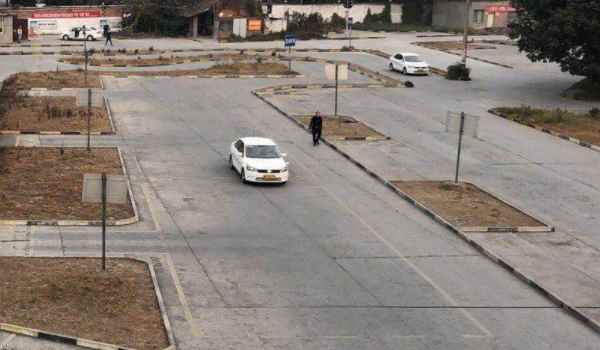 考科二有人跟在车上吗(机动车驾驶证科目二当天可以考几次)  第3张