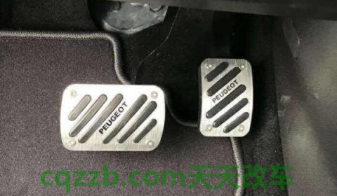 说道一下:最右边的踏板是什么(机动车辆的油门刹车踏板可以改装吗) 第2张