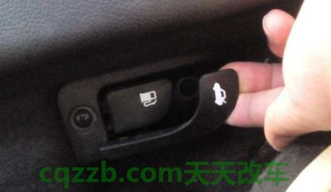 后备箱开锁按哪个(车内开后备箱门)  第2张