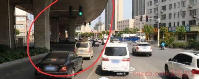 黄灯过线红灯开过去了(信号灯路口如何行驶)  第1张