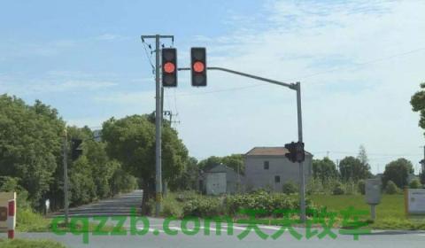 路口黄灯持续闪烁仅是驾驶人要注意嘹望确认安全通过(路口黄灯可以行驶吗)  第2张