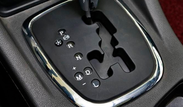 讲授一下：汽车挂D档不走踩油门也没用(自动挡车辆变速箱损坏可以更换吗)  第2张