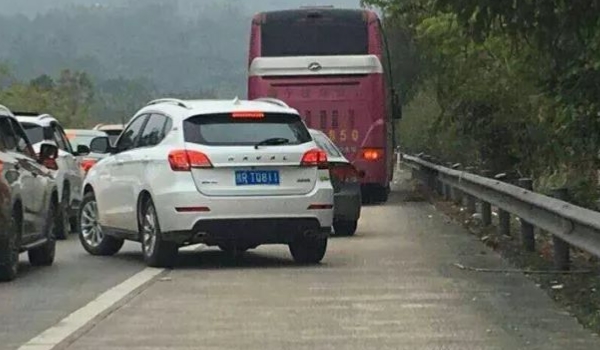 分析一下:高速走应急车道扣12分吗(什么情况下可以占用应急车道) 第3张